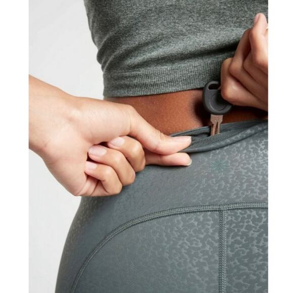 Athleta Ultimate Stash Pocket Embossed 7/8 Tight Leggings - Picture 6 of 10